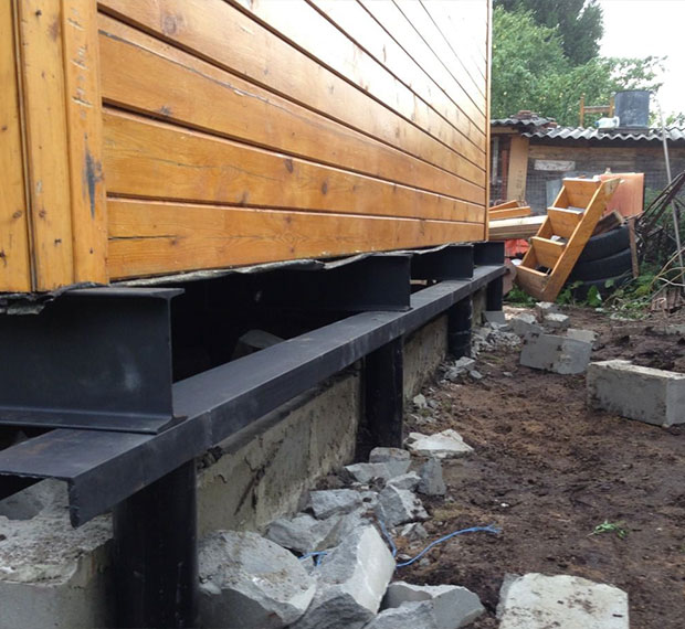 Поднять дом на винтовые сваи в Инте